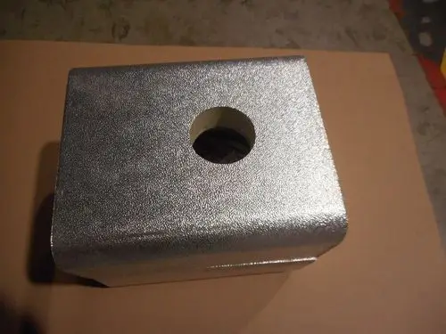 Silberne Isolierbox mit runder Öffnung, eventuell zur Verwendung mit Remeha Produkten, auf einer neutralen Unterlage.